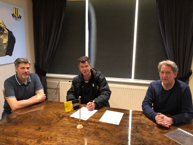 foto tekenen contract Marco Veldhoen
