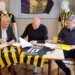 Sponsoren tekenen contract kledingplan