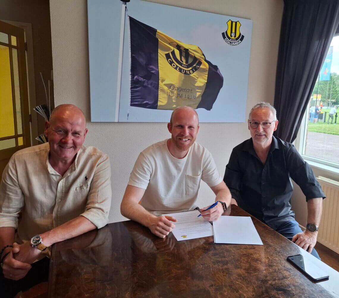 Contracten trainers getekend!